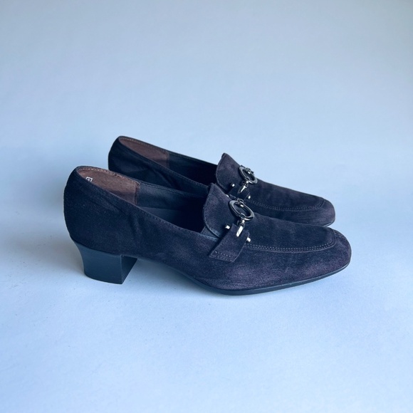 Munro American Brown Suede Genuine Leather Heels size 8, rubber outsole. - Picture 2 of 14
